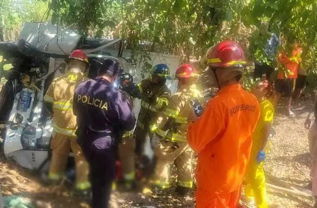 Dos muertos y un herido en vuelco de camión en Santiago Nonualco