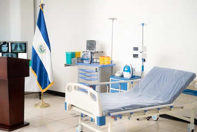 Sistema Fedecrédito dona suministros médicos y de enfermería hospitalaria al INABVE