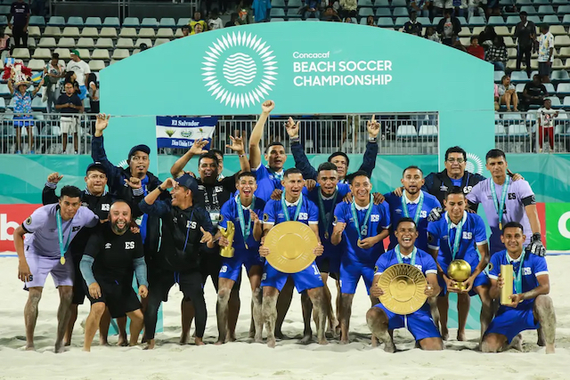 NASSAU, BAHAMAS. MARCH 16th: El Salvador Team in Celebration during the Final match between El Salvador and Guatemala of the Concacaf Beach Soccer Championship, held at the Malcom Park Beach Soccer Facility stadium, in Nassau, Bahamas. (PHOTO BY VICTOR STRAFFON/STRAFFON IMAGES/MANDATORY CREDIT/EDITORIAL USE/NOT FOR SALE/NOT ARCHIVE)