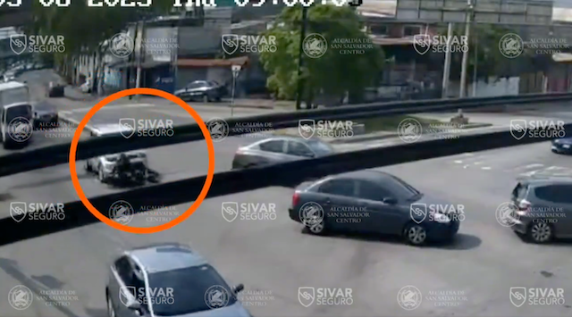 Motociclista invade carril y es impactado por vehículo 08-05-2025