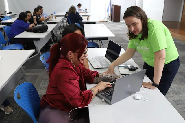 Charla taller sobre las Herramientas de Investigación usando Inteligencia Artificial, como chat GPT o Gemini en los ambientes universitarios, en el Auditorium Democracia en Fusades, Antiguo Cuscatlán, La Libertad, El Salvador.
Foto Banco Davivienda por Salvador Meléndez