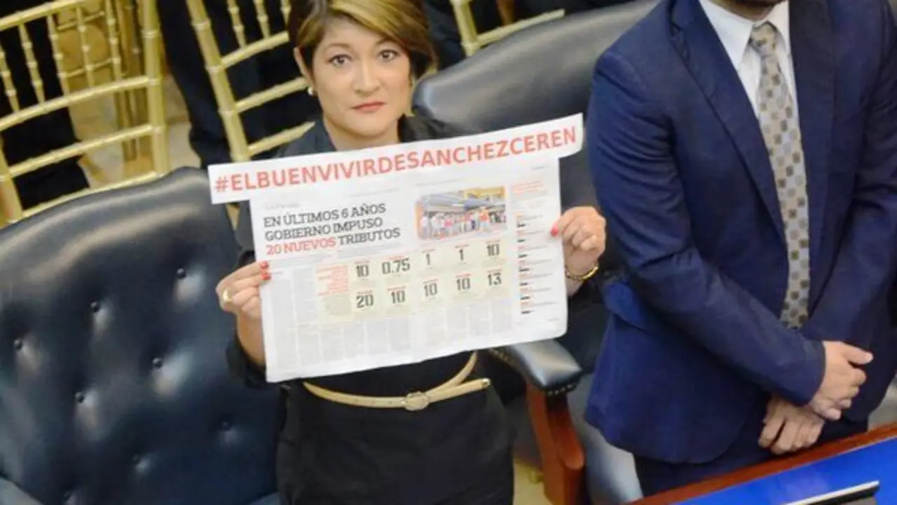 Diputada Karla Hern&agrave;ndez en informe de labores del presidente.