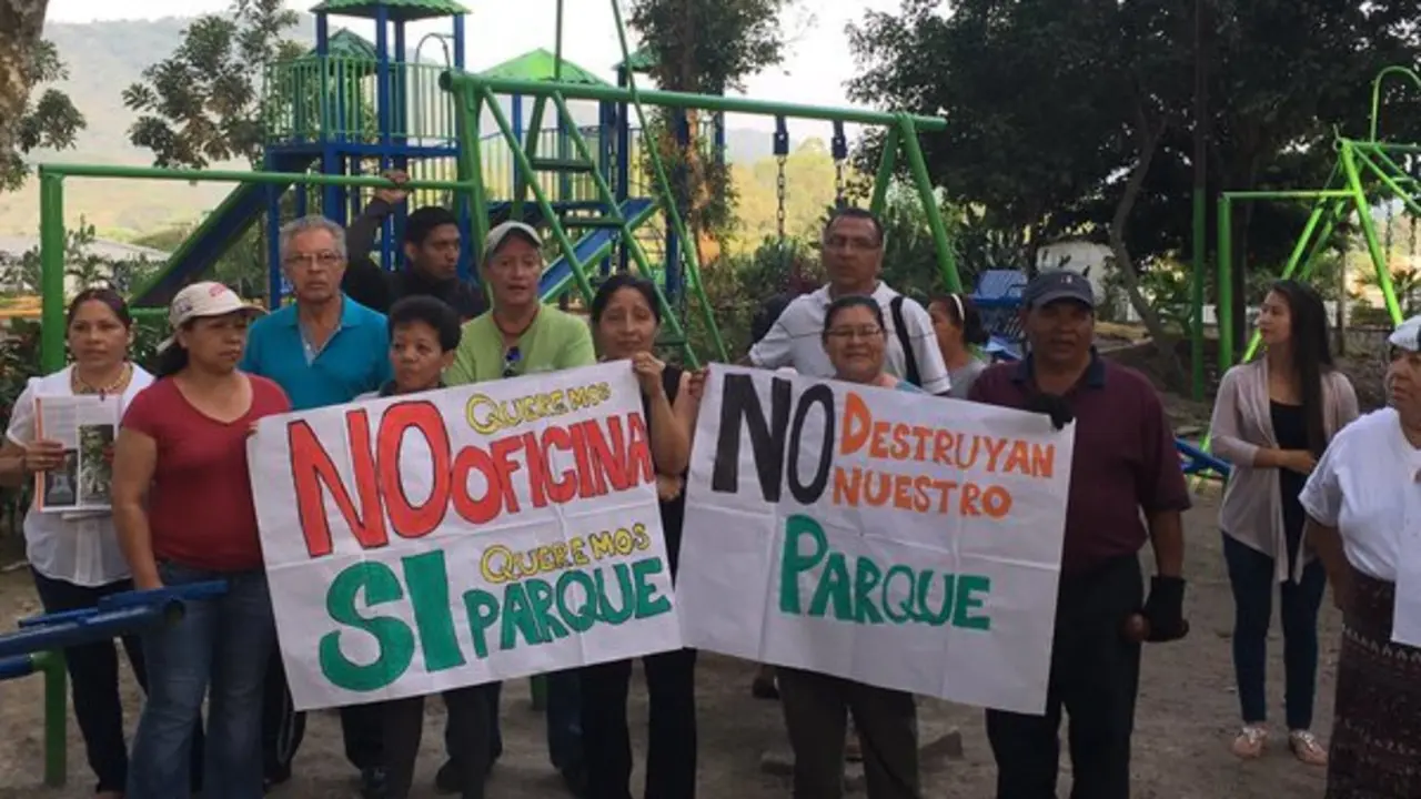 Habitantes protestan por la tala de &aacute;rboles en el parque para construir una oficina distrital.