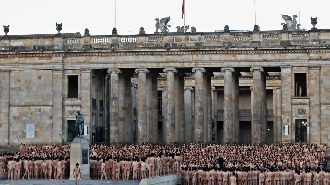 Desnudos frente a colombia