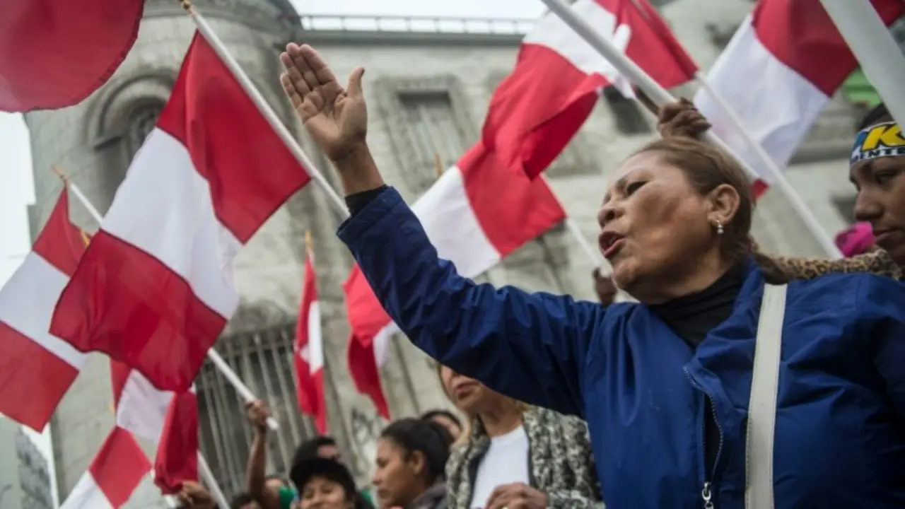 <p>Simpatizantes del candidato presidencial peruano Pedro Pablo Kuczynski se manifiestan contra un posible fraude electoral, frente a la Oficina Nacional de Proceso Electoral (ONPE) en Lima, el 7 de junio de 2016</p>