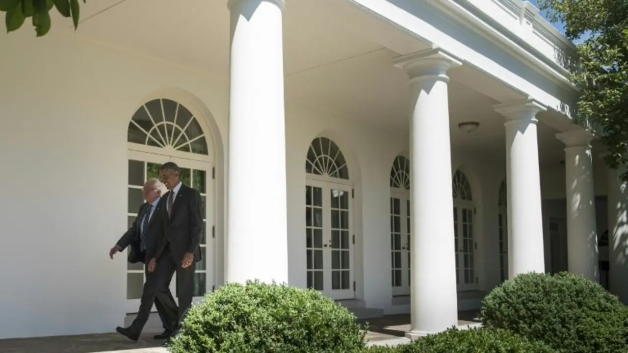<p>El presidente de EEUU, Barack Obama (d), y el aspirante dem&oacute;crata a candidato a sucederlo Bernie Sanders se encaminan al Despacho Oval, en la Casa Blanca, en Washington, el 9 de junio de 2016</p>