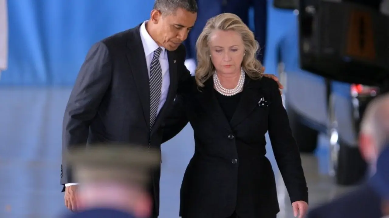 <p>El presidente estadounidense Barack Obama y la entonces secretaria de Estado Hillary Clinton, durante una ceremonia en homenaje a cuatro estadounidenses muertos en un ataque en Libia, el 14 de septiembre de 2012 en Maryland</p>