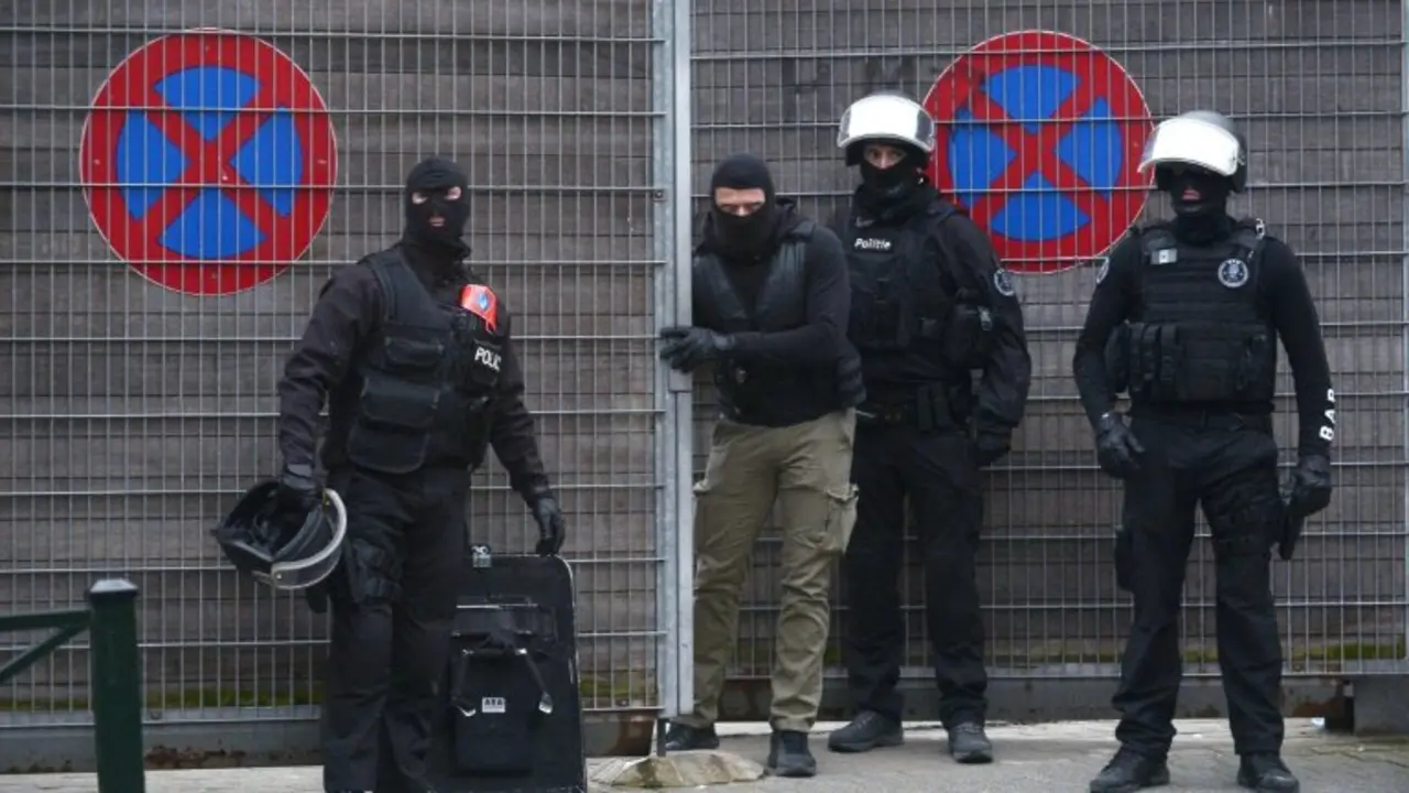 <p>Polic&iacute;as belgas durante una operaci&oacute;n llevada a cabo en el distrito de Molenbeek-Saint-Jean, el pasado 18 de marzo en Bruselas</p>