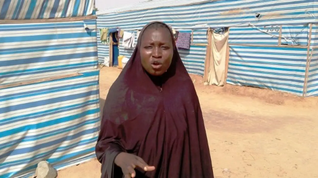 <p>La desplazada Aisha Bala habla junto a unas tiendas en el campo de refugiados cerca de Maiduguri, Nigeria, el 19 de mayo de 2016</p>