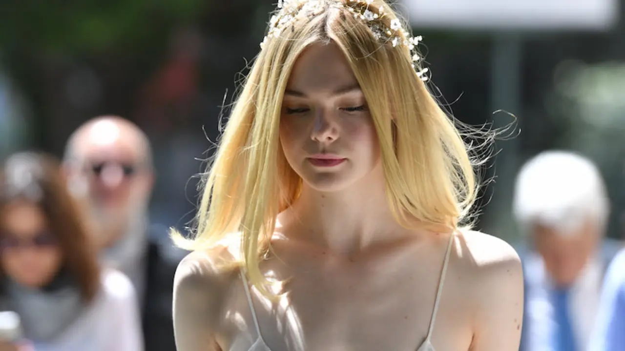 La actriz Elle Fanning llega a una sesi&oacute;n de fotos para promover la pel&iacute;cula.