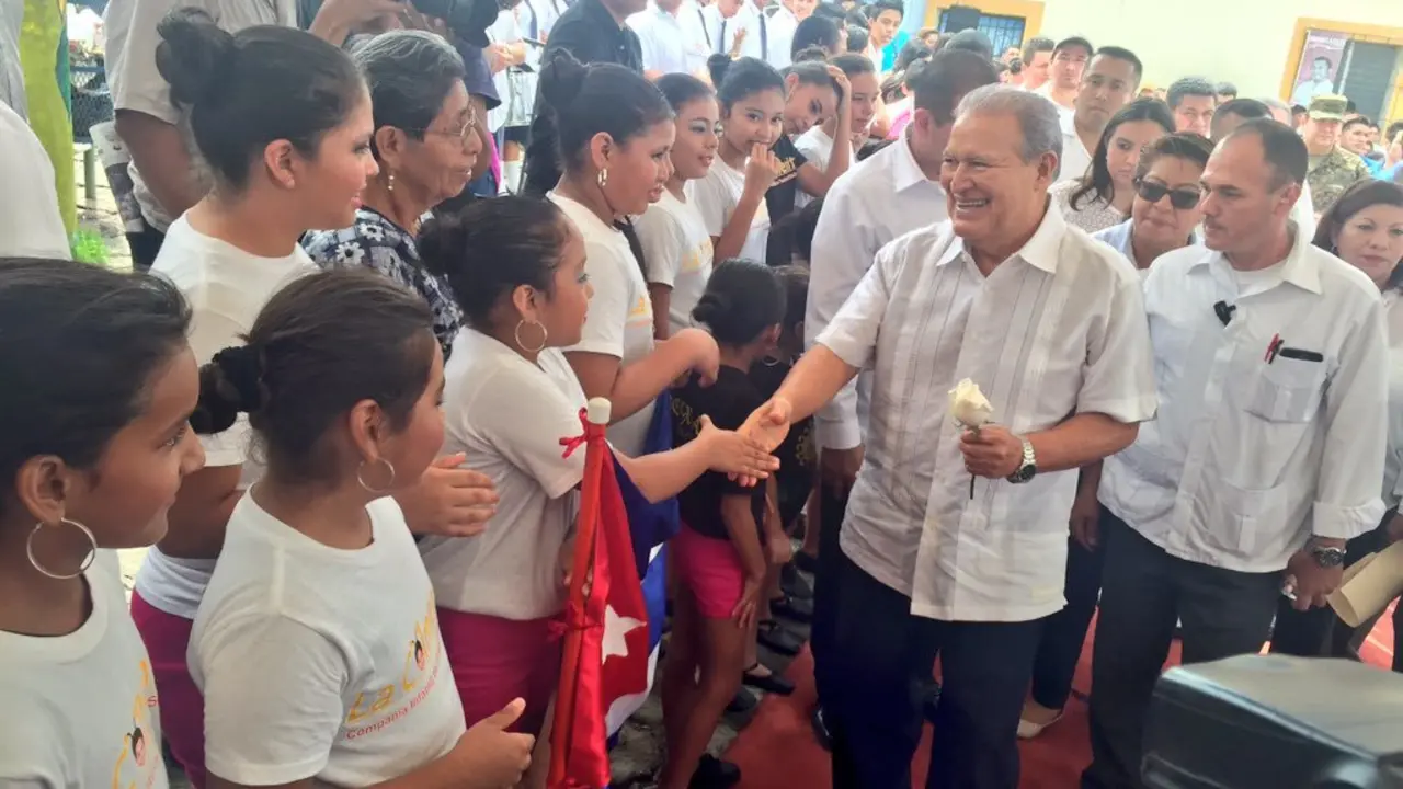 Presidente saluda ni&ntilde;os