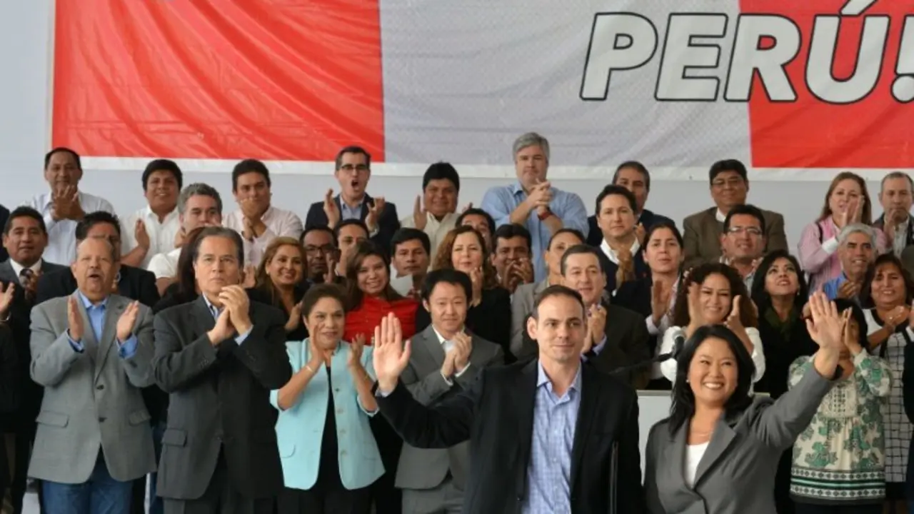 <p>Keiko Fujimori (d), y su marido Mark Villanella saludan junto a los 73 congresistas electos en Lima el 10 de junio de 2016</p>