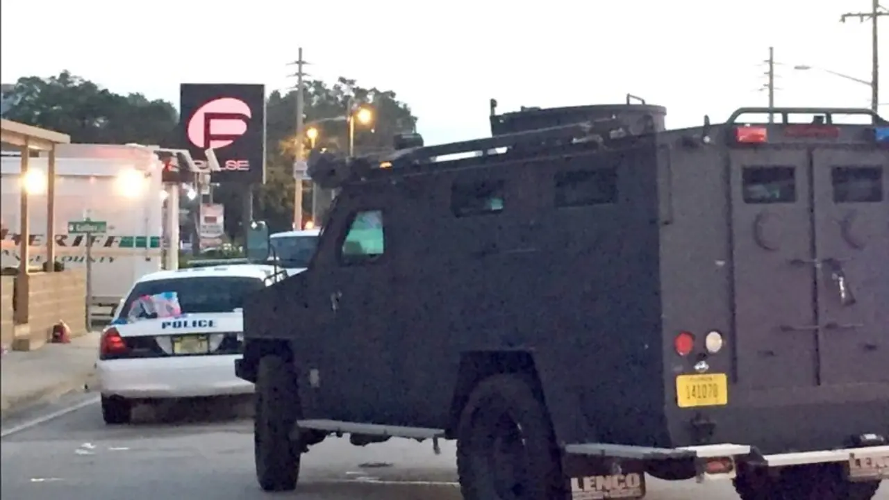 <p>Imagen distribuida por la Polic&iacute;a de Orlando el 12 de junio de 2016 que muestra a veh&iacute;culos policiales llegando al club Pulse de Orlando tras producirse el ataque, que dej&oacute; 50 muertos y 53 heridos seg&uacute;n el &uacute;ltimo balance</p>