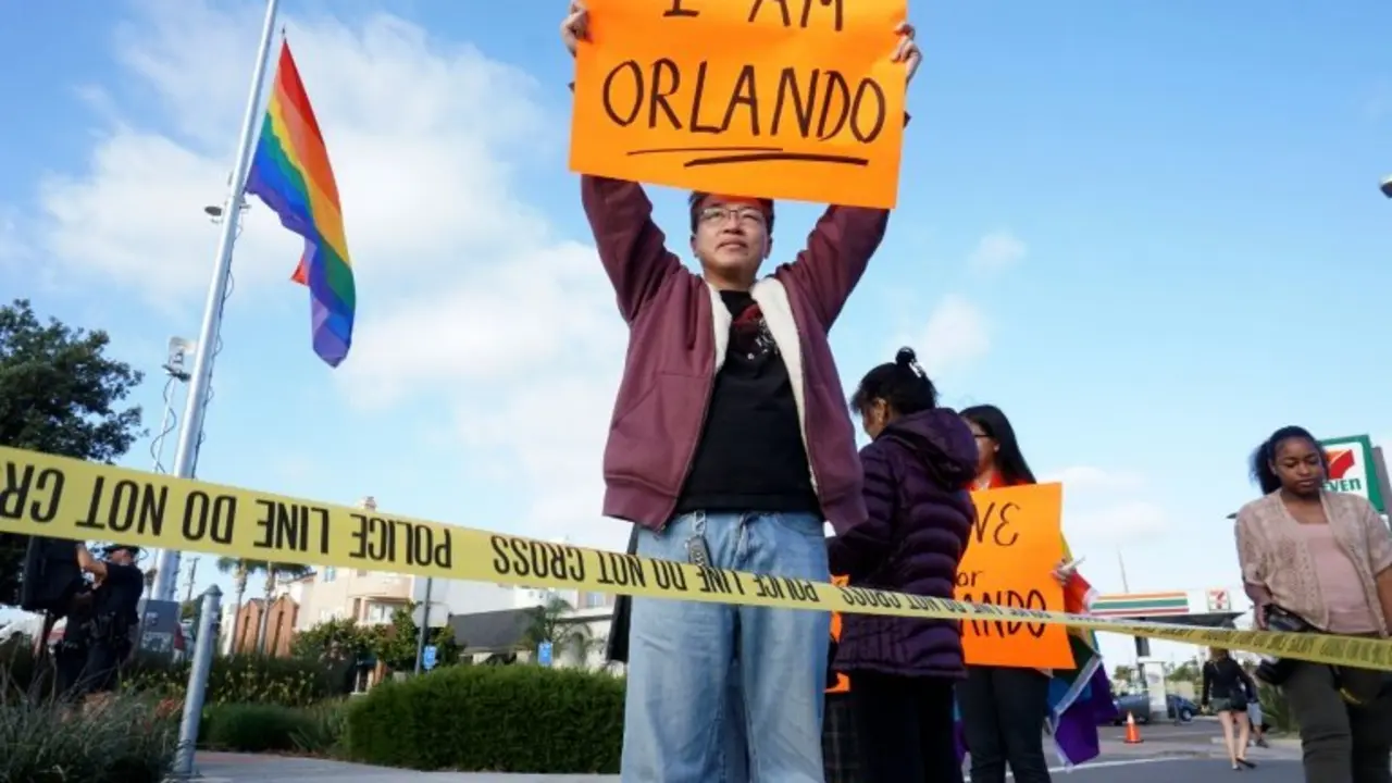 <p>Un joven muestra un cartel de solidaridad con las v&iacute;ctimas de la masacre en el club gay de Orlando, el 12 de junio de 2016 en San Diego, California, horas despu&eacute;s de la tragedia</p>