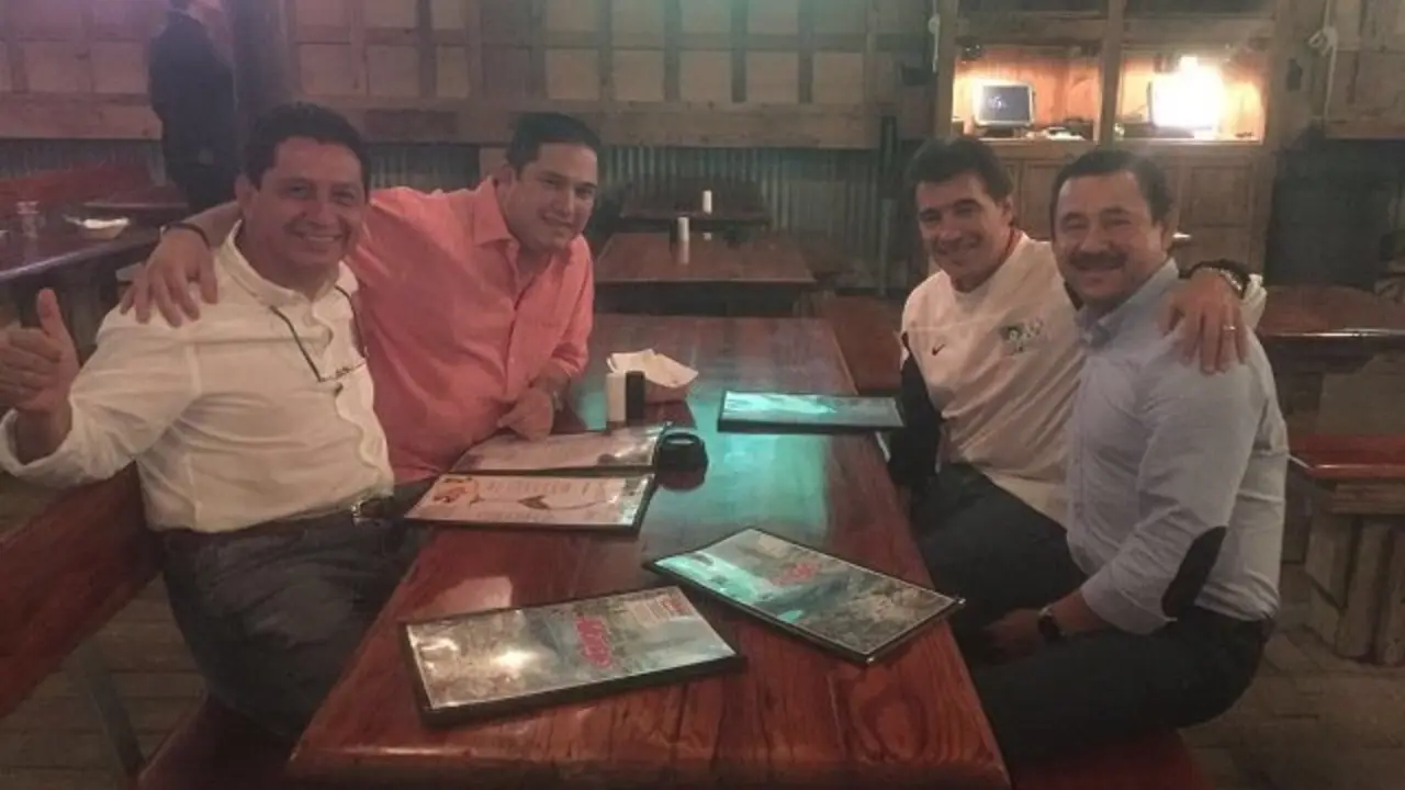 T&eacute;cnico De los Cobos y directivos del CD Santa Tecla