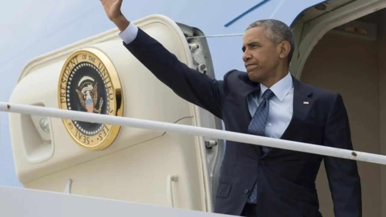 <p>El presidente de Estados Unidos, Barack Obama, aborda el avi&oacute;n presidencia Air Force One rumbo a Orlando el 16 de junio de 2016 en Maryland</p>