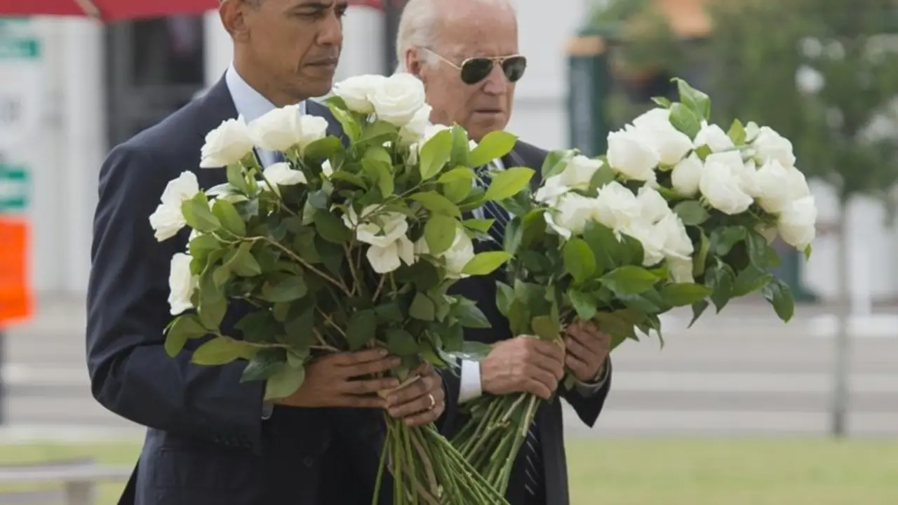 <p>El presidente de Estados Unidos, Barack Obama (I), y su vicepresidente, Joe Biden, depositan unos ramos de flores en memoria de las v&iacute;ctimas del tiroteo en una discoteca gay de Orlando, Florida, el 16 de junio de 2016 en esta misma ciudad</p>