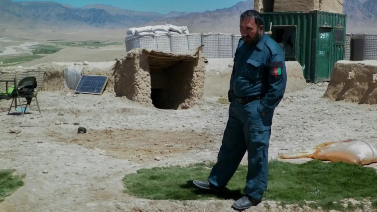 <p>El polic&iacute;a afgano Seddiqullah, de 30 a&ntilde;os, durante una entrevista con AFP en el punto de control de Tarin Kot, Afganist&aacute;n, el 28 de abril de 2016</p>