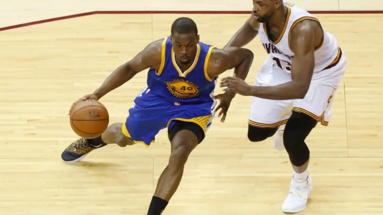 <p>Harrison Barnes (I), de los Golden State Warriors, y Tristan Thompson, de Cleveland Cavaliers, en el sexto juego de las finales de la NBA, el 16 de junio de 2016 en Cleveland, Ohio</p>