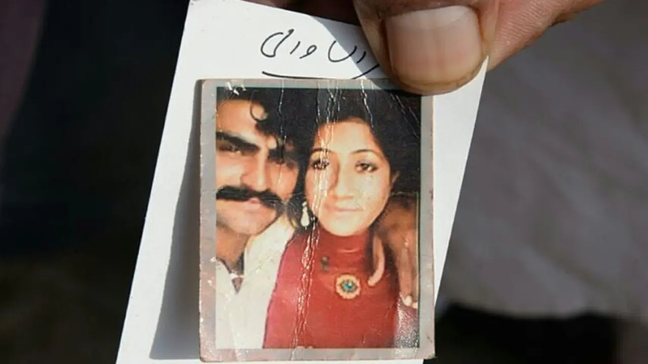 <p>El paquistan&iacute; Taufiq Ahmed muestra una fotograf&iacute;a de su mujer Muqaddas Bibi, degollada por sus familiares en la localidad de Buttaranwali, a 75 km de Lahore, el 17 de junio de 2016</p>