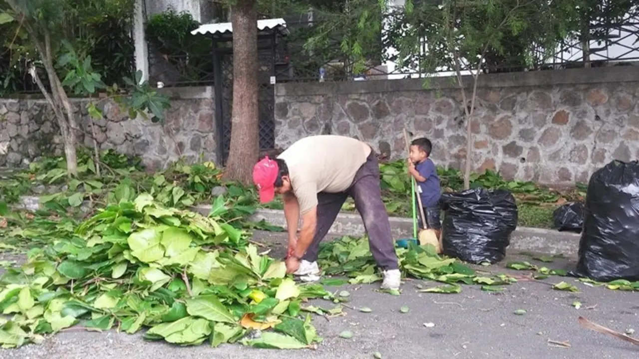 Guillermo Orellana celebr&oacute; el D&iuml;a del Padre trabajando con su nieto