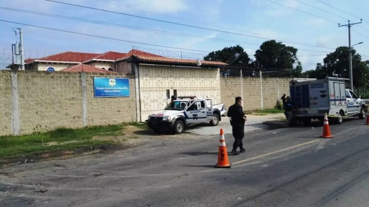 Realizan inspecciones en Fiscal&iacute;a de Ilobasco tras ataque a polic&iacute;as.