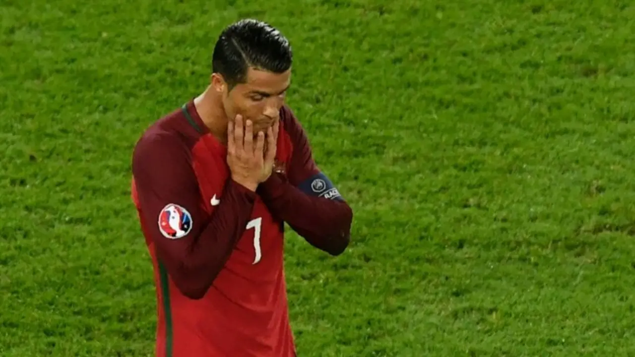 <p>El capit&aacute;n de Portugal, Cristiano Ronaldo, se lamenta luego de errar un penal ante Austria por la segunda fecha del grupo F de la Eurocopa, en el estadio Parc des Princes de Par&iacute;s, el 18 de junio de 2016</p>