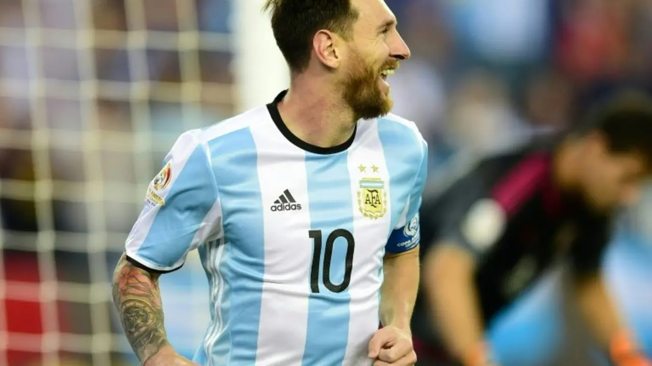 <p>El astro argentino Lionel Messi festeja tras anotar en el partido contra Venezuela por cuartos de final de la Copa Am&eacute;rica Centenario, en Foxborough, Massachusetts, el 18 de junio de 2016</p>