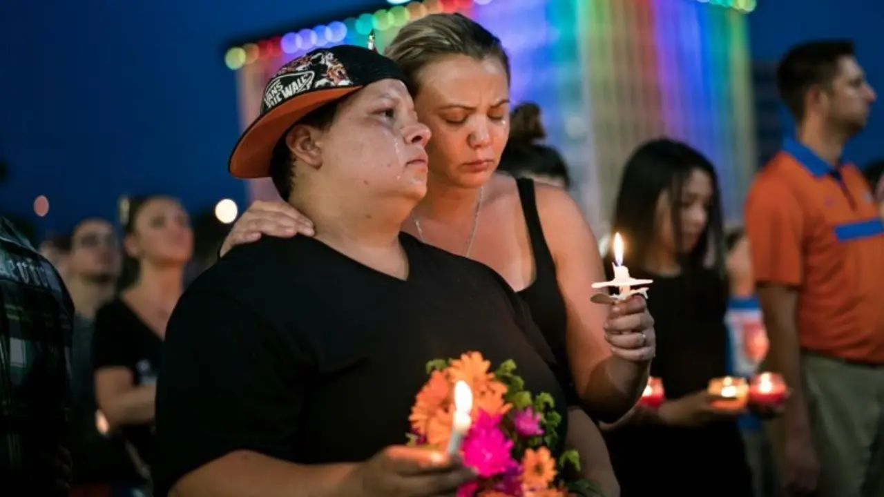 <p>Una pareja homosexual observa un minuto de silencio en memoria de las v&iacute;ctimas de la matanza en la discoteca Pulse, el 13 de junio de 2016 en Orlando (Florida, EEUU)</p>