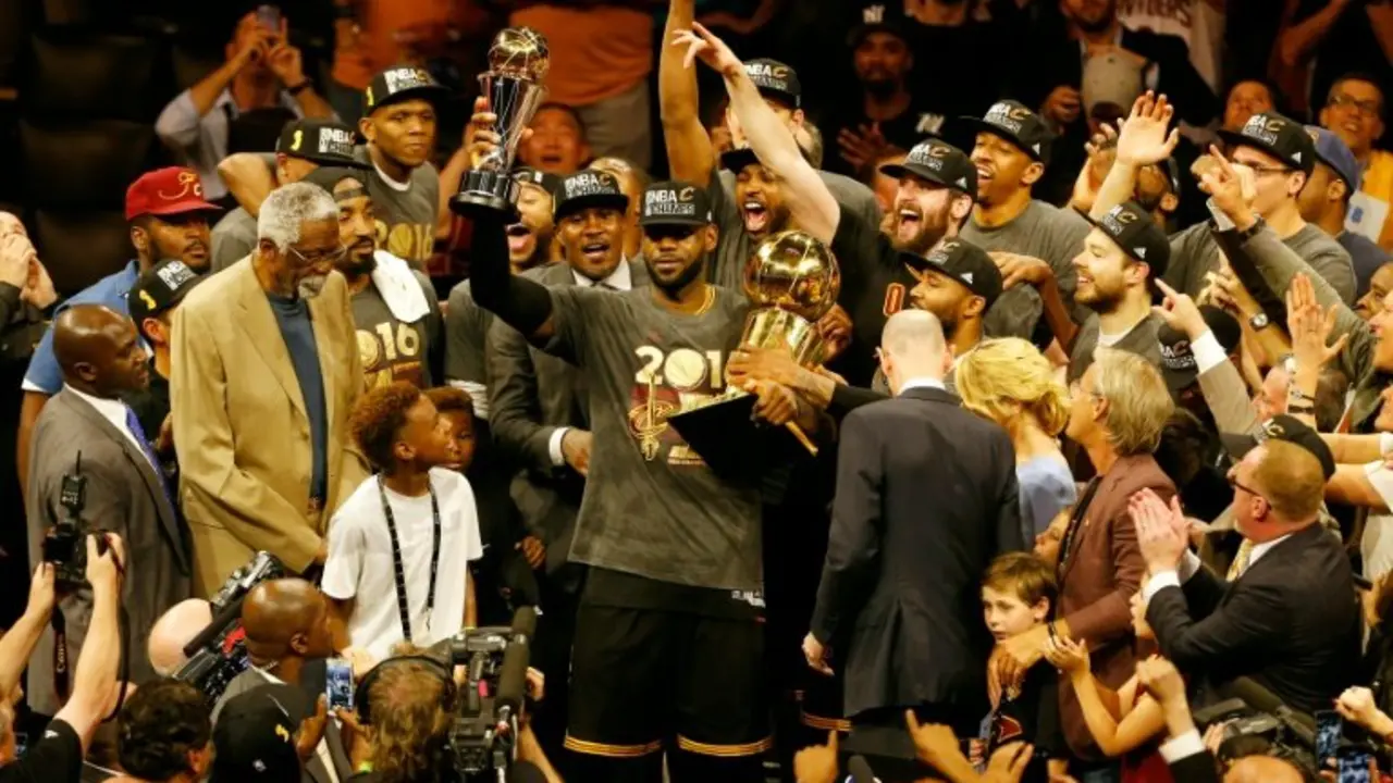 <p>LeBron James, de los Cleveland Cavaliers, con los trofeos Larry O'Brien y MVP de la final tras derrotar a los Golden State Warriors en la final de la NBA por 93-89, el 19 de junio de 2016 en Oakland, California</p>