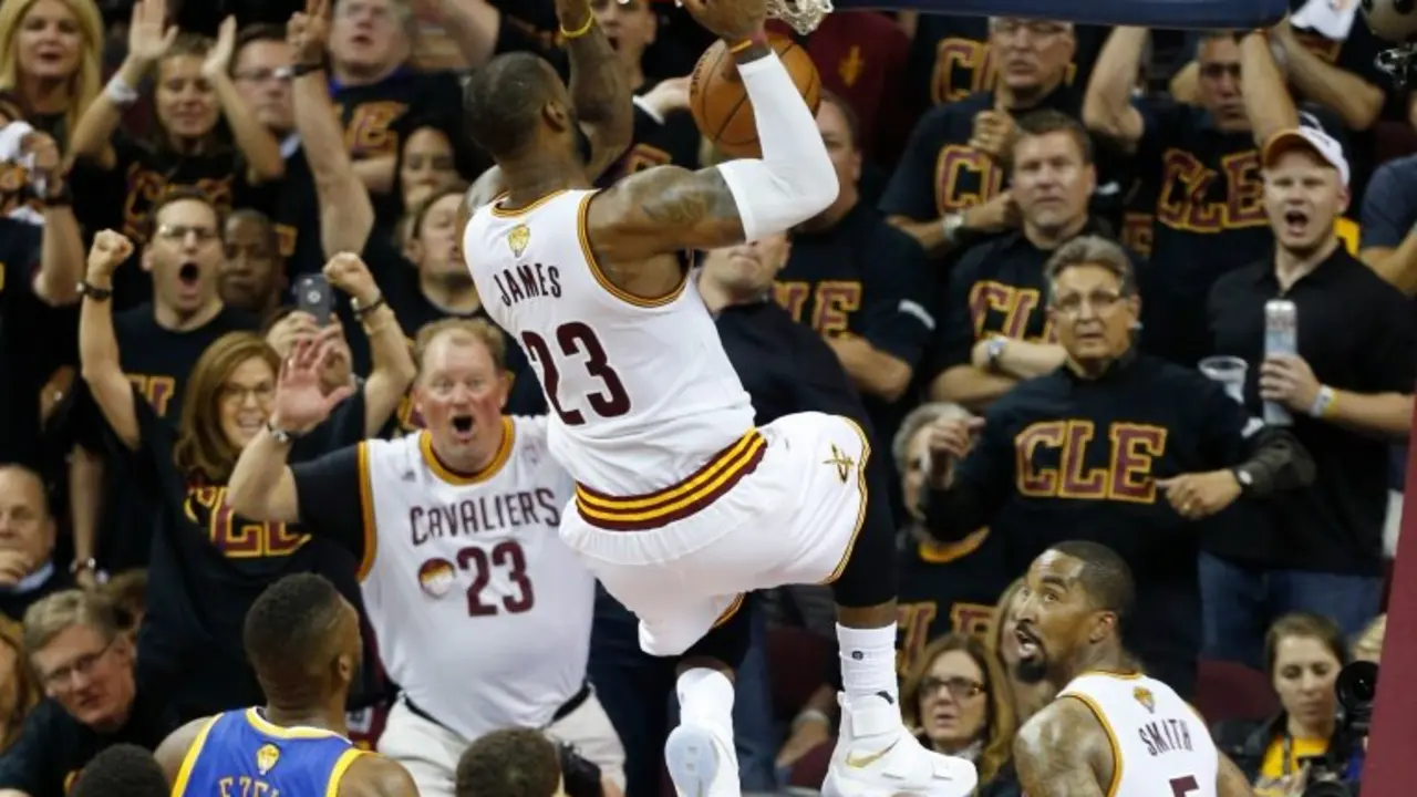 <p>LeBron James, de los Cleveland Cavaliers, encesta durante el sexto juego de la final de la NBA, contra los Golden State Warriors, el 16 de junio de 2016 en Cleveland, Ohio</p>