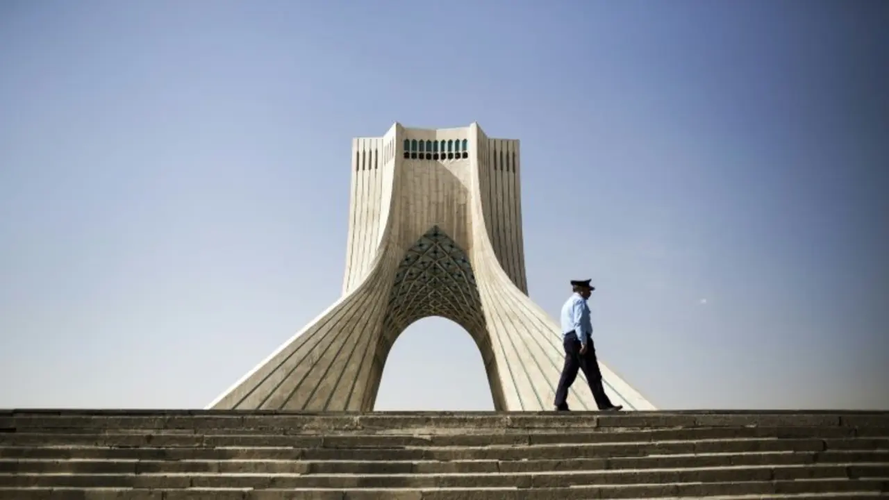 <p>Un guardia de seguridad pasa por delante de la torre Azadi, en Teher&aacute;n, el 23 de febrero de 2016</p>