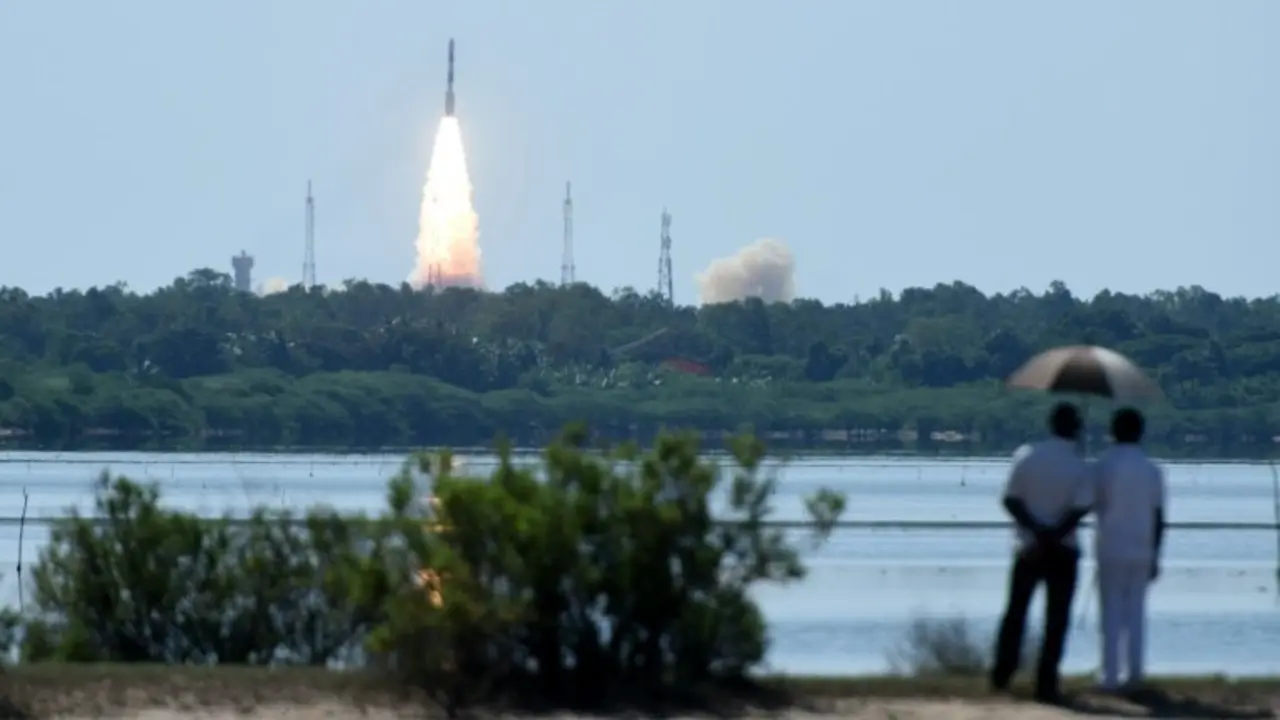<p>Transe&uacute;ntes observan el despegue de un cohete con veinte sat&eacute;lites desde la base de Sriharikota, India, el 22 de junio de 2016</p>