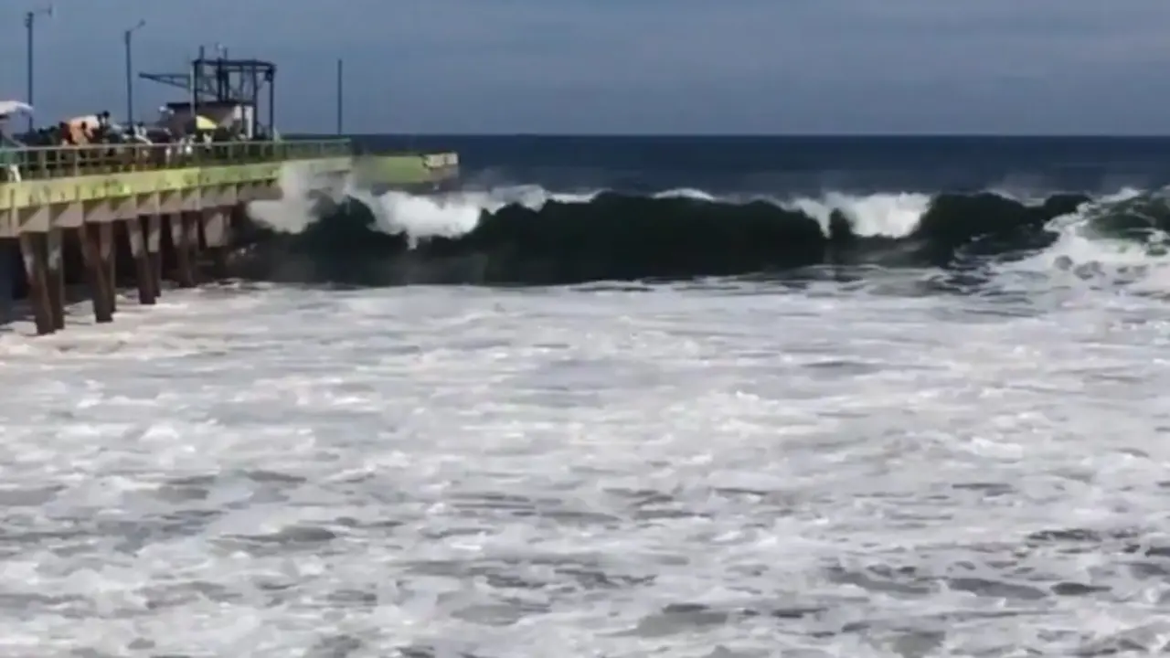 Olas grandes en muelle La Libertad