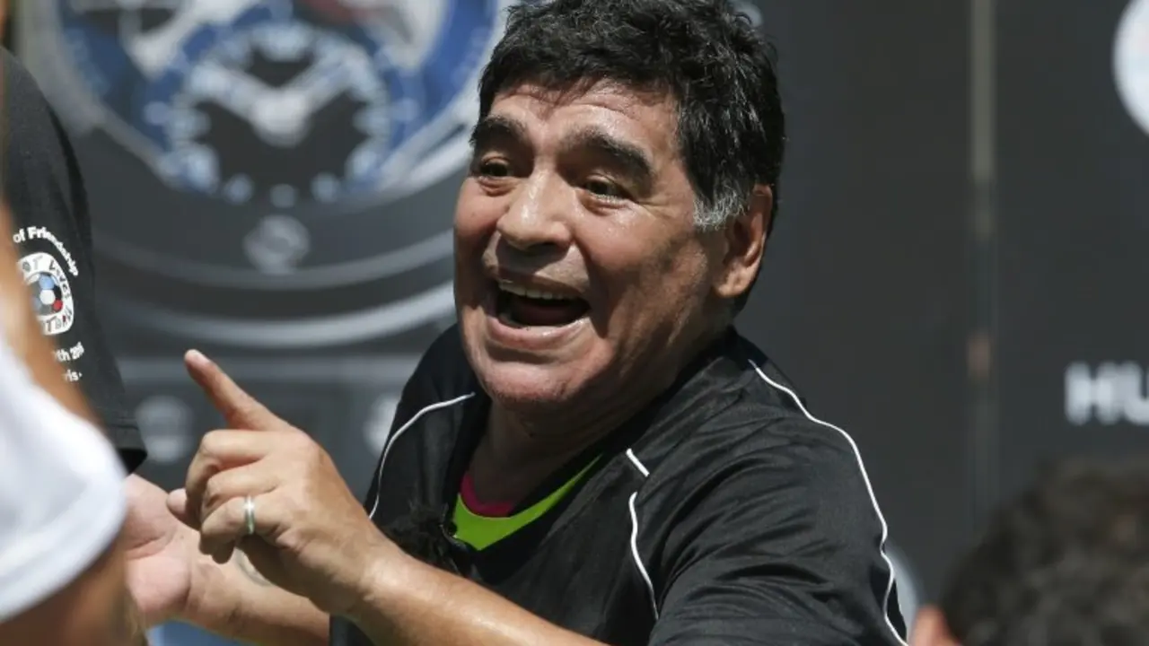 <p>El argentino Diego Maradona durante un partido de f&uacute;tbol organizado por la marca de relojes Hublot, en Par&iacute;s, el 9 de junio de 2016</p>