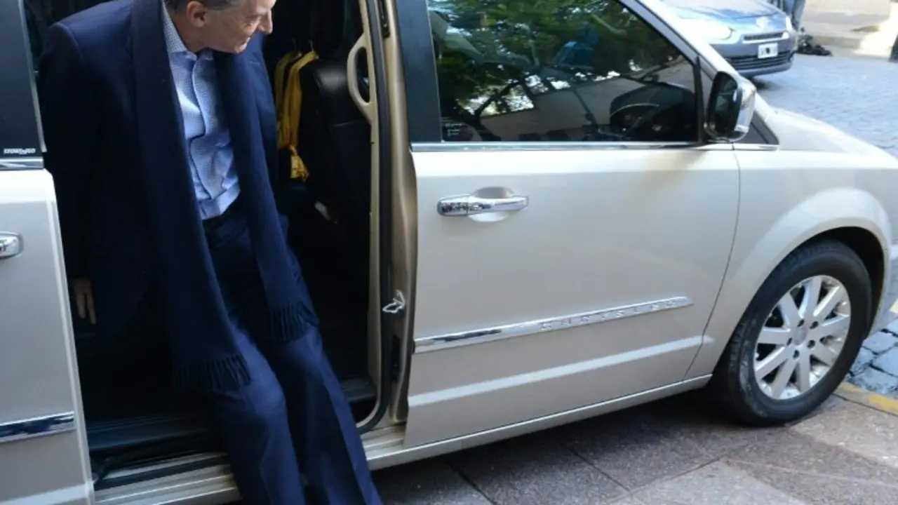 <p>El presidente argentino Mauricio Macri el 23 de junio de 2016 al abandonar la cl&iacute;nica donde fue operado de la rodilla</p>