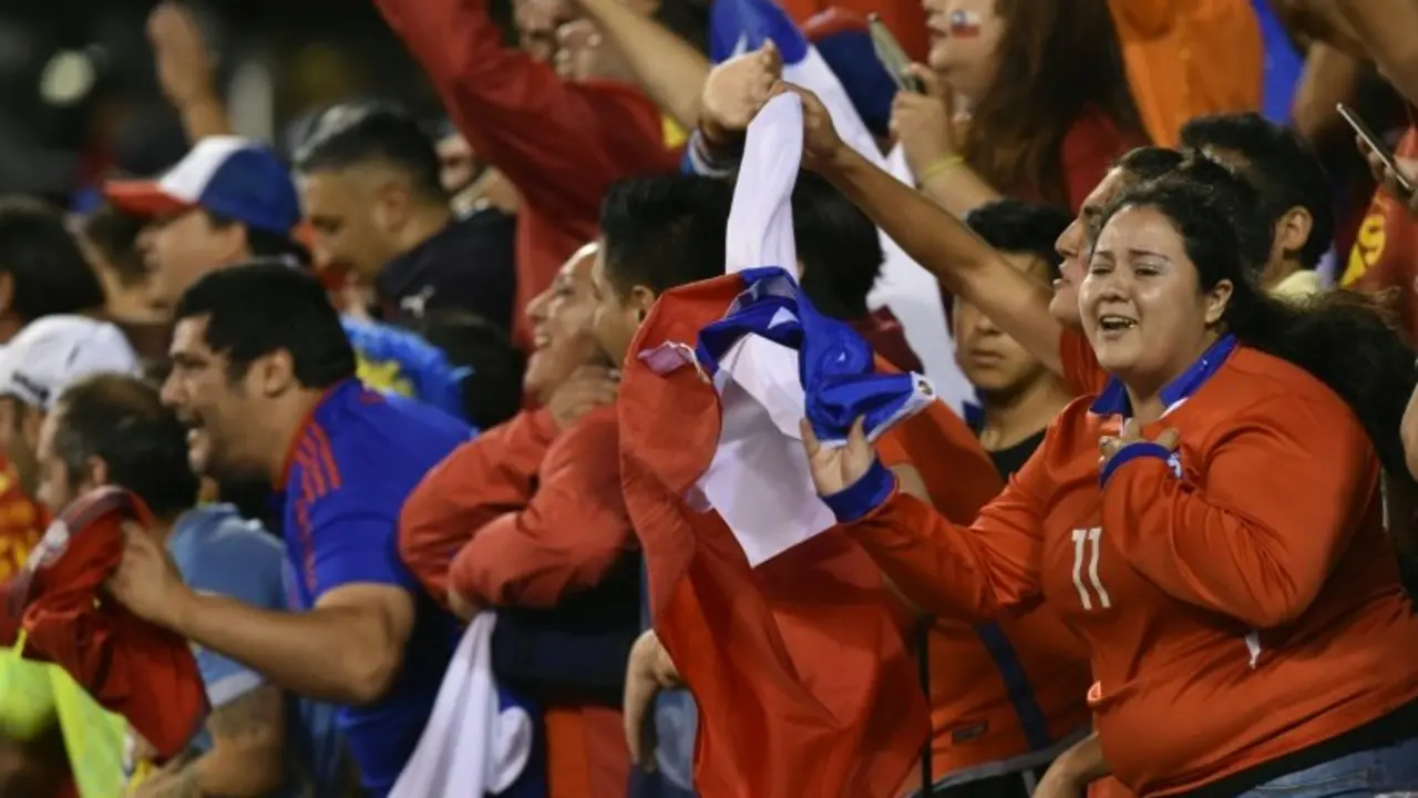 <p>Chilenos celebran la victoria de su seleccionado ante Colombia durante la Copa Am&eacute;rica Centenario, el 22 de junio de 2016 en Chicago, en Estados Unidos</p>