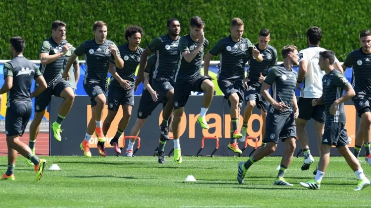 <p>Jugadores de Alemania en una sesi&oacute;n de entrenamiento durante la Eurocopa, el 24 de junio de 2016, en Evian, Francia</p>