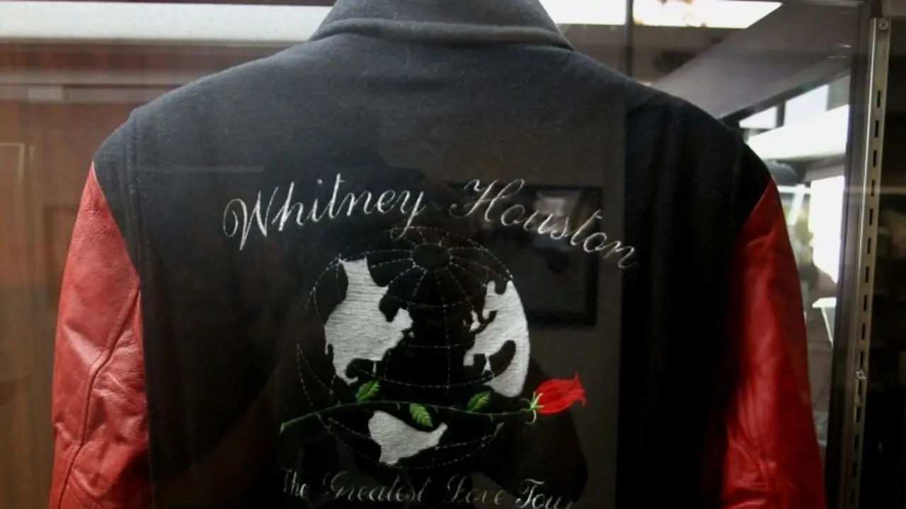 <p>Una chaqueta de la cantante Whitney Houston es exhibida d&iacute;as antes de la subasta de sus objetos personales el 22 de junio de 2016 en Beverly Hills</p>