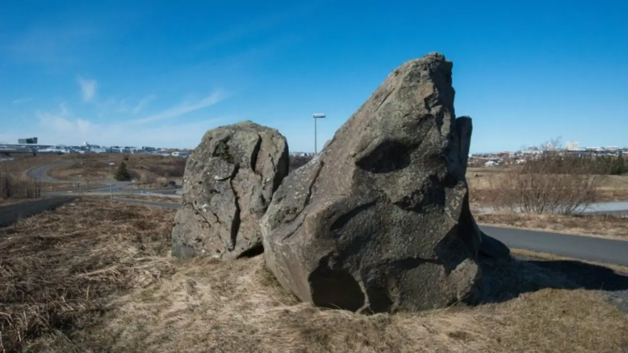 <p>Una roca, en la que viven elfos, el 22 de abril de 2016 en Reikiavik. Desde el principio de los tiempos los elfos han formado parte de la tradici&oacute;n de Islandia, pero los islandeses aseguran su aparici&oacute;n regular</p>