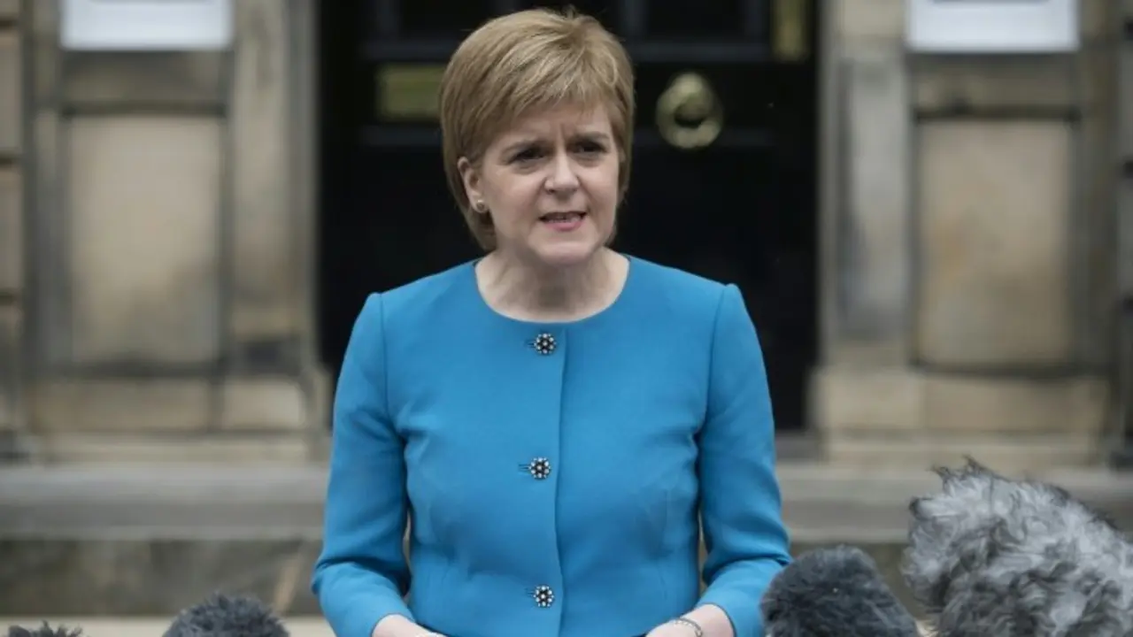 <p>Nicola Sturgeon comparece ante la prensa tras una reuni&oacute;n extraordinaria del Gobierno regional escoc&eacute;s sobre el Brexit, el s&aacute;bado 25 de junio en Edimburgo</p>