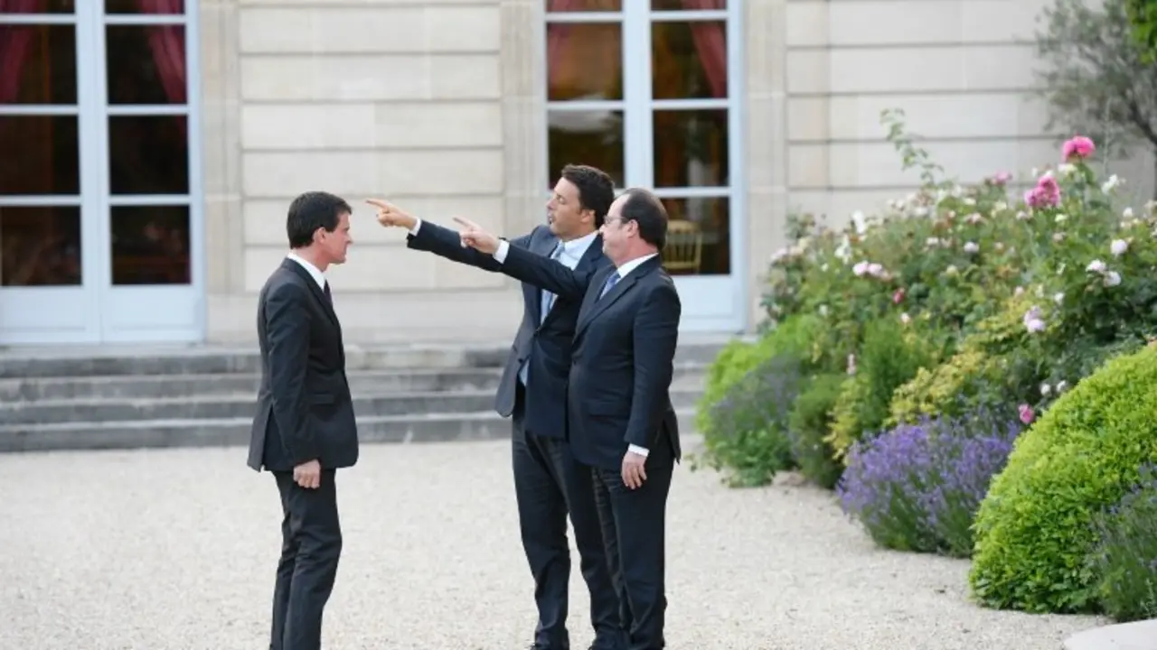 <p>El primer ministro italiano, Matteo Renzi (c), gesticula junto al presidente y al primer ministro de Francia, Fran&ccedil;ois Hollande (d) y Manuel Valls, respectivamente, el 25 de junio de 2016 en el palacio del Eliseo, en Par&iacute;s</p>