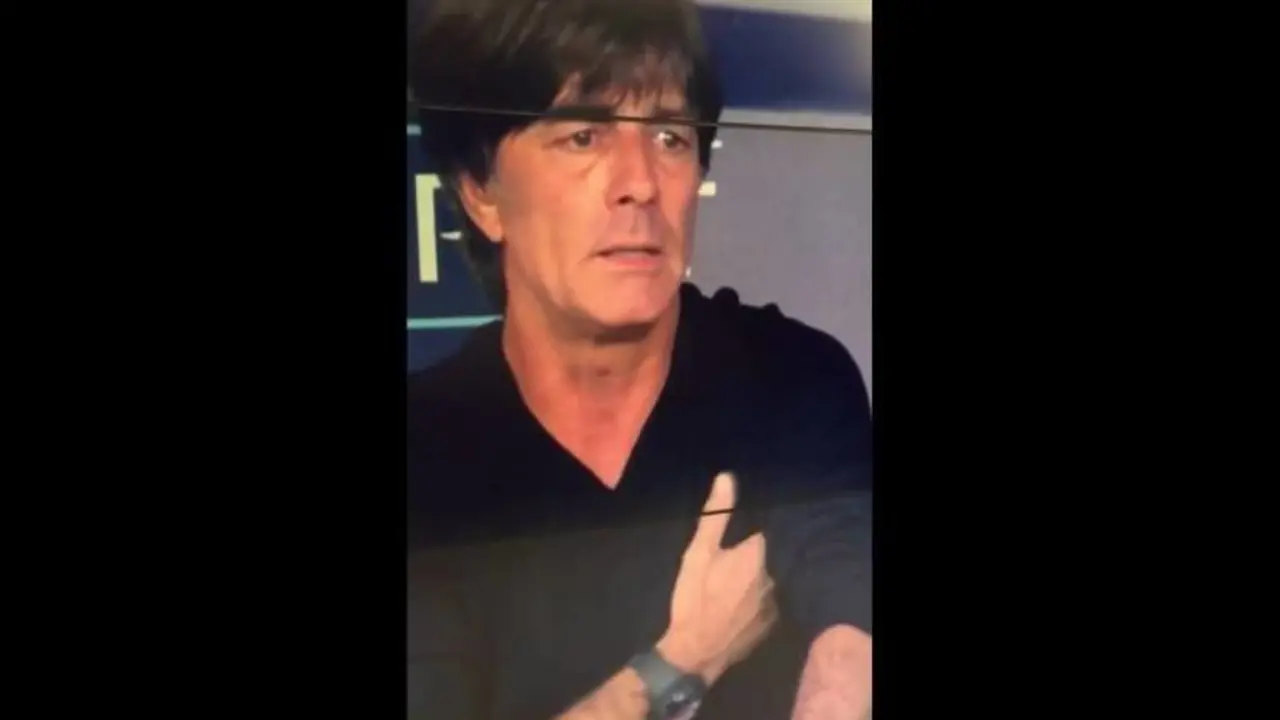 Joachim L&ouml;w rasc&aacute;ndose la axila