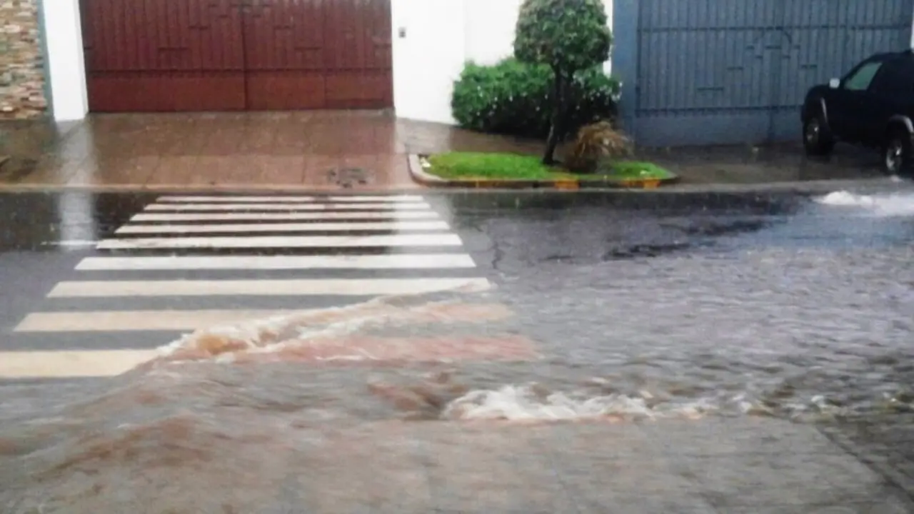 Calles inundadas por lluvias