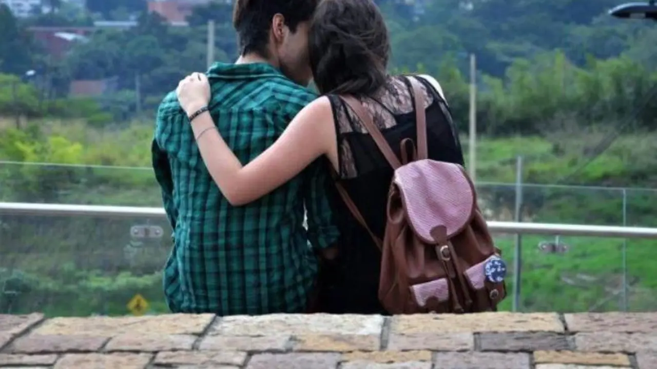 Pareja j&oacute;venes