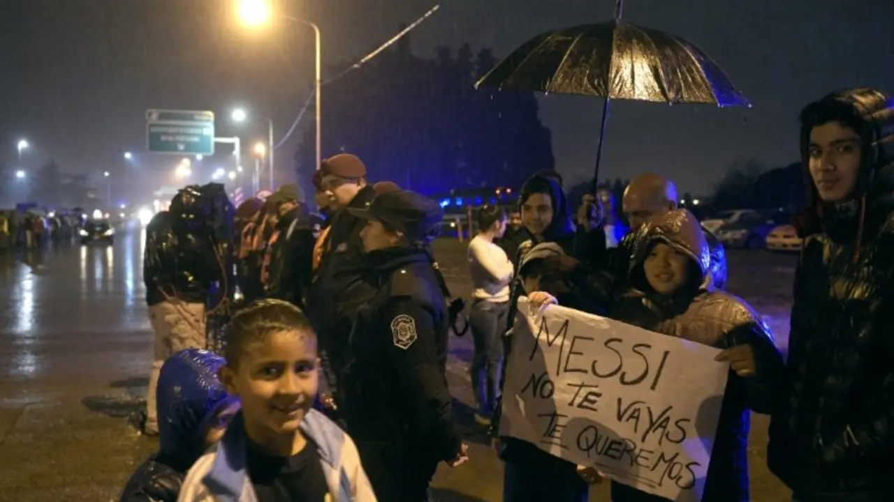 <p>Hinchas argentinos aguardan bajo la lluvia, en Buenos Aires, la llegada de su selecci&oacute;n despu&eacute;s de la Copa Am&eacute;rica Centenario, el 27 de junio de 2016</p>