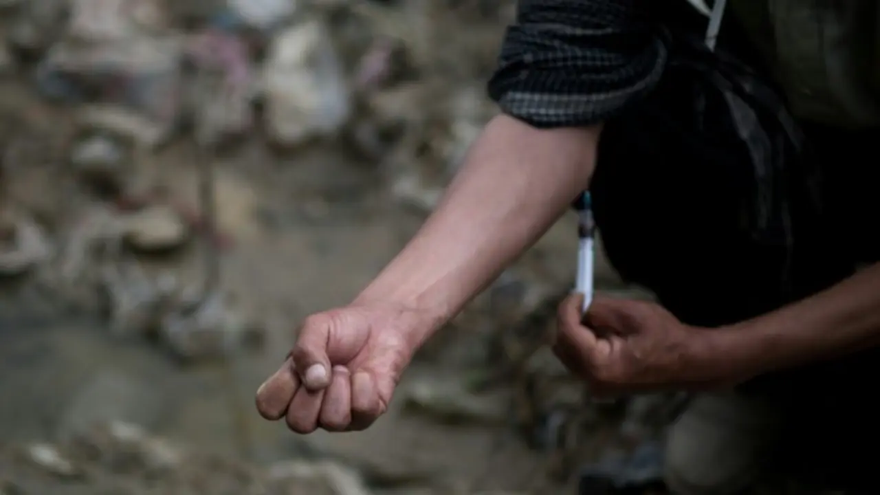 <p>Un hombre se aplica una inyecci&oacute;n de hero&iacute;na el 25 de abril de 2012 en Kabul</p>