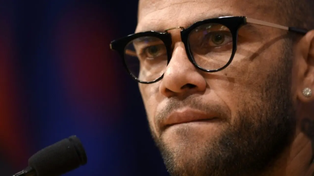 <p>Dani Alves da una rueda de prensa en el estadio Camp Nou, el pasado 10 de junio en Barcelona</p>