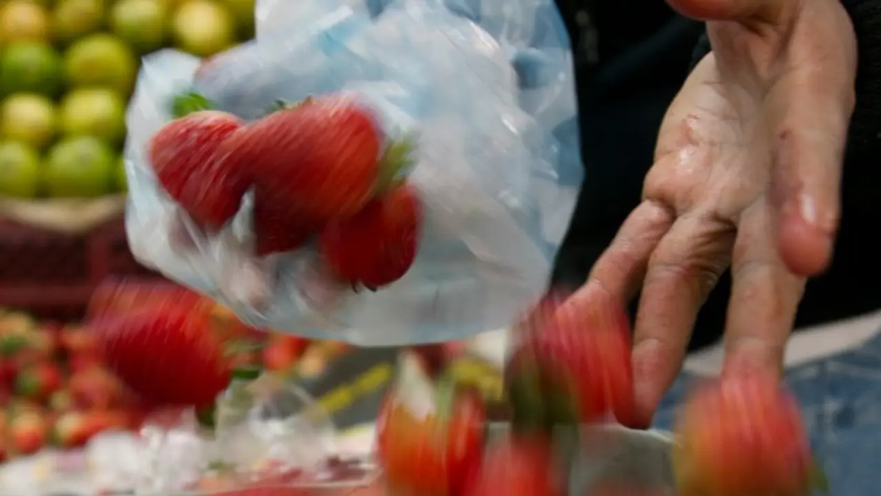 <p>Fresas en un mercado de Bogot&aacute; el 25 de agosto de 2013</p>