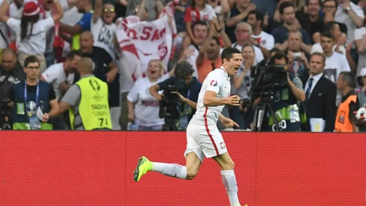 <p>El delantero de Polonia Robert Lewandowski celebra un gol ante Portugal el 30 de junio de 2016 en Marsella</p>